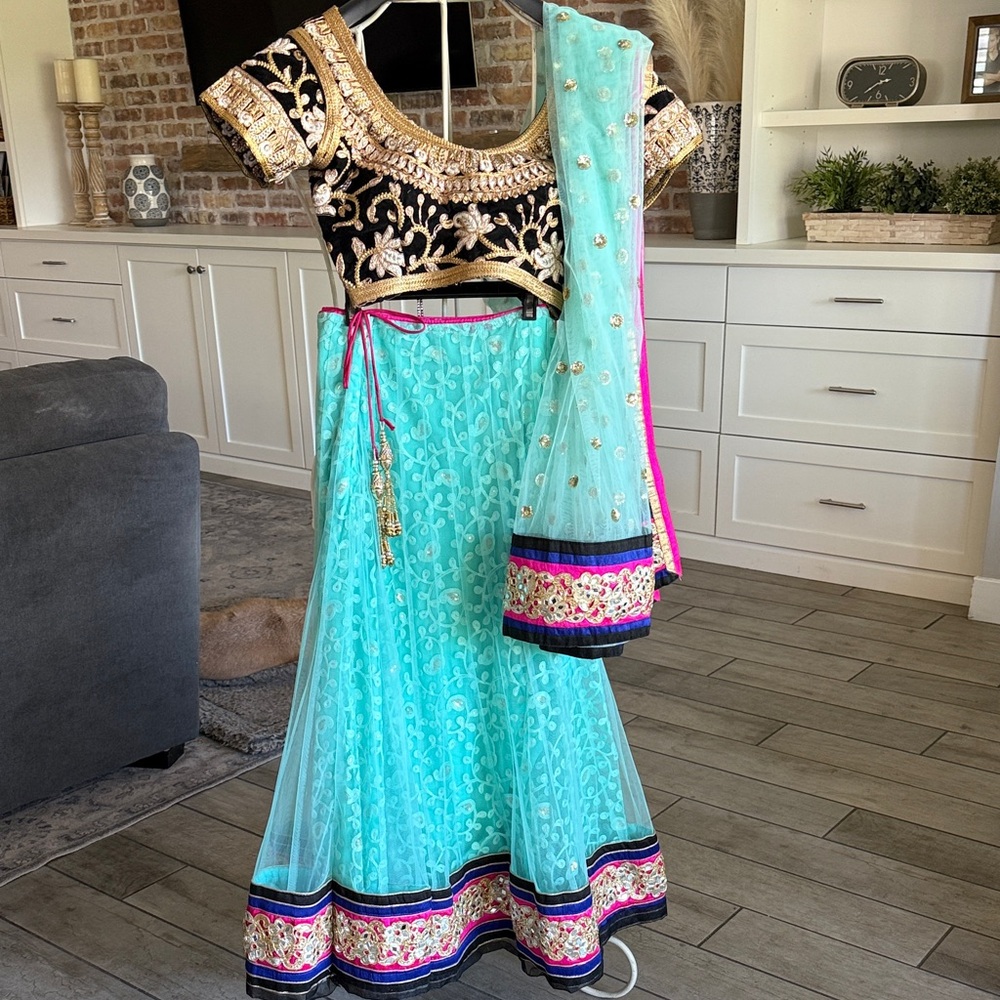Elegant Black and Aqua Embroidered Legenga